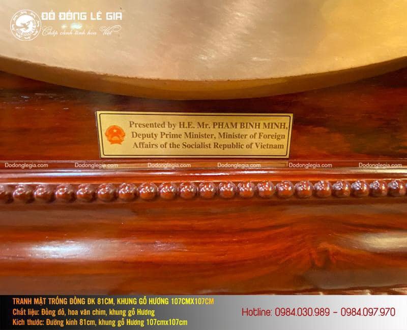 Mặt trống đồng Ngọc Lũ 81 cm khung gỗ Hương bàn giao ĐSQ Việt Nam tại Arap – Xê Út