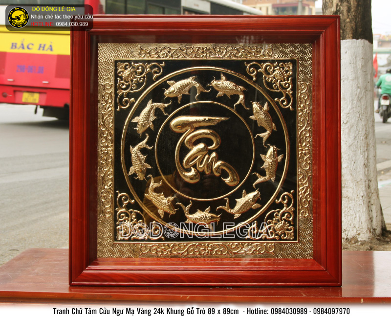 Tranh chữ Tâm cửu ngư bằng đồng mạ vàng 24k KT 89x89cm khung gỗ trò (Hàng đặt)